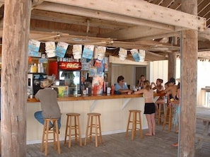 Bar (on property) - Sandpiper Cove unit 9138 with beach service (Destin)