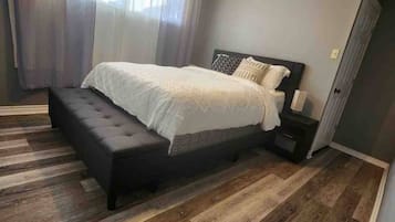 2 bedrooms, desk, iron/ironing board, WiFi