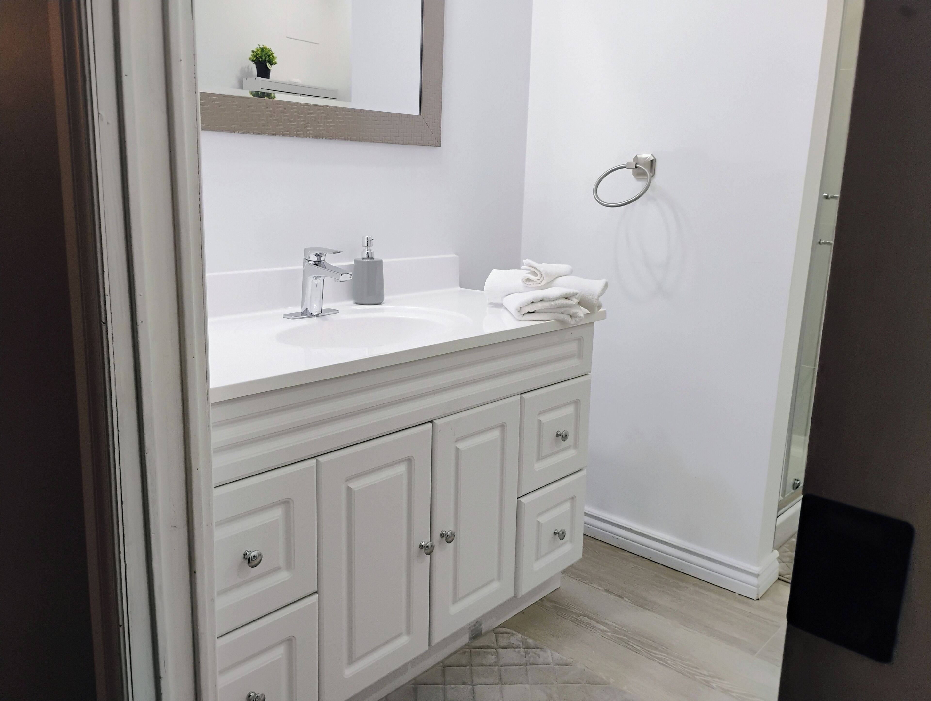 Regadera, toallas, papel de baño 