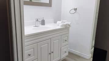 Regadera, toallas, papel de baño