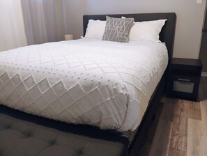 2 soverom, skrivebord, strykejern/-brett og wi-fi