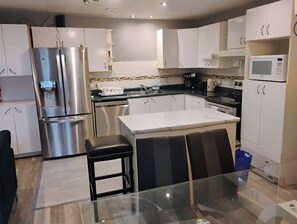 Frigorífico, microondas, horno y placa de cocina