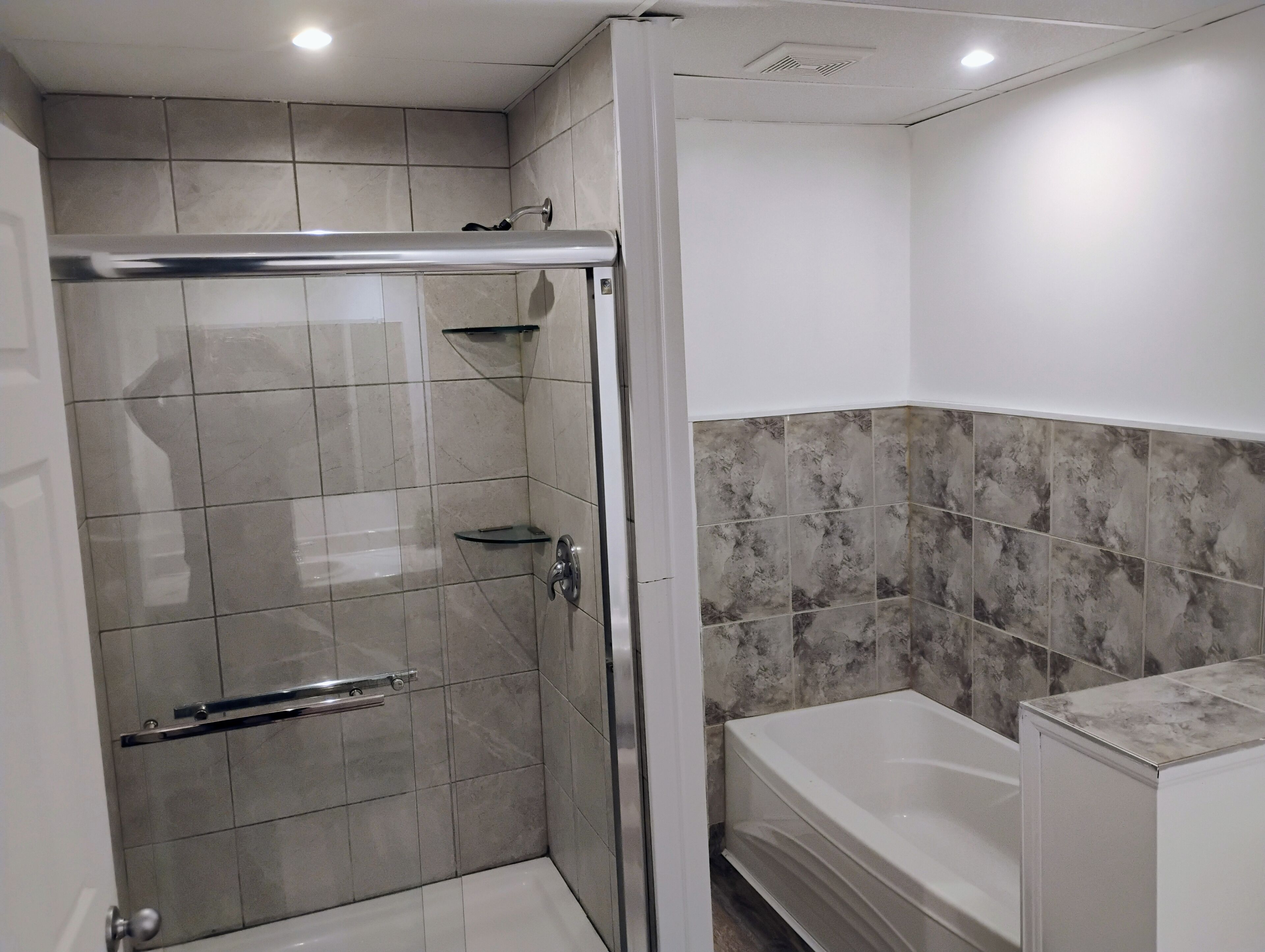 Douche, serviettes fournies, papier de toilette