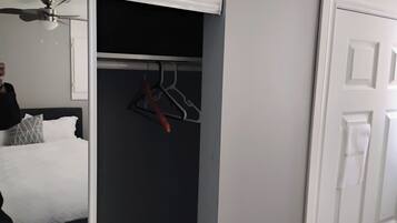 2 bedrooms, desk, iron/ironing board, WiFi