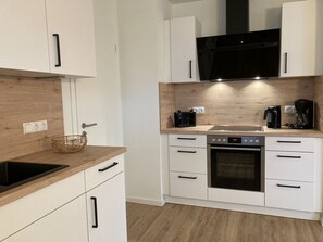 Kylskåp, mikrovågsugn, ugn och spishäll