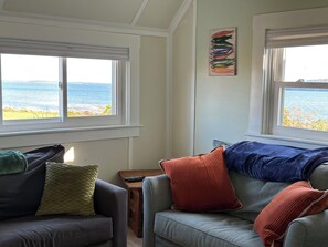 Smart TV - Oceanfront cabin with private beach and hot tub (Lamoine)