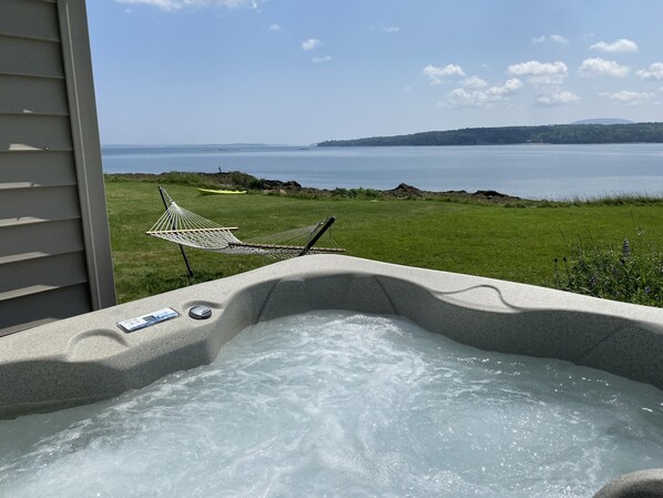 Outdoor spa tub - Oceanfront cabin with private beach and hot tub (Lamoine)