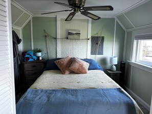 1 bedroom, WiFi, bed sheets - Oceanfront cabin with private beach and hot tub (Lamoine)