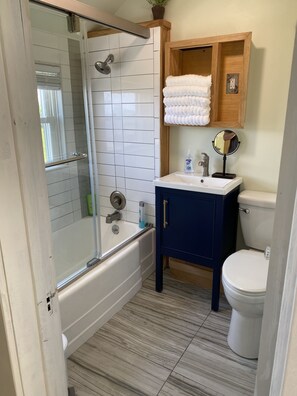 Hair dryer, towels, soap, shampoo - Oceanfront cabin with private beach and hot tub (Lamoine)