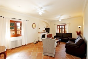 TV, fireplace - Villa Can Massienet, charming village house with pool and clear views in Búger (Buger)