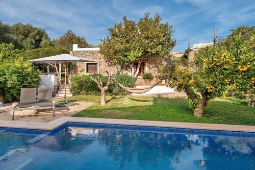 Villa Can Massienet, charming village house with pool and clear views in Búger