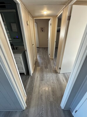 Suihkun ja ammeen yhdistelmä, hiustenkuivaaja, pyyhkeet, saippua