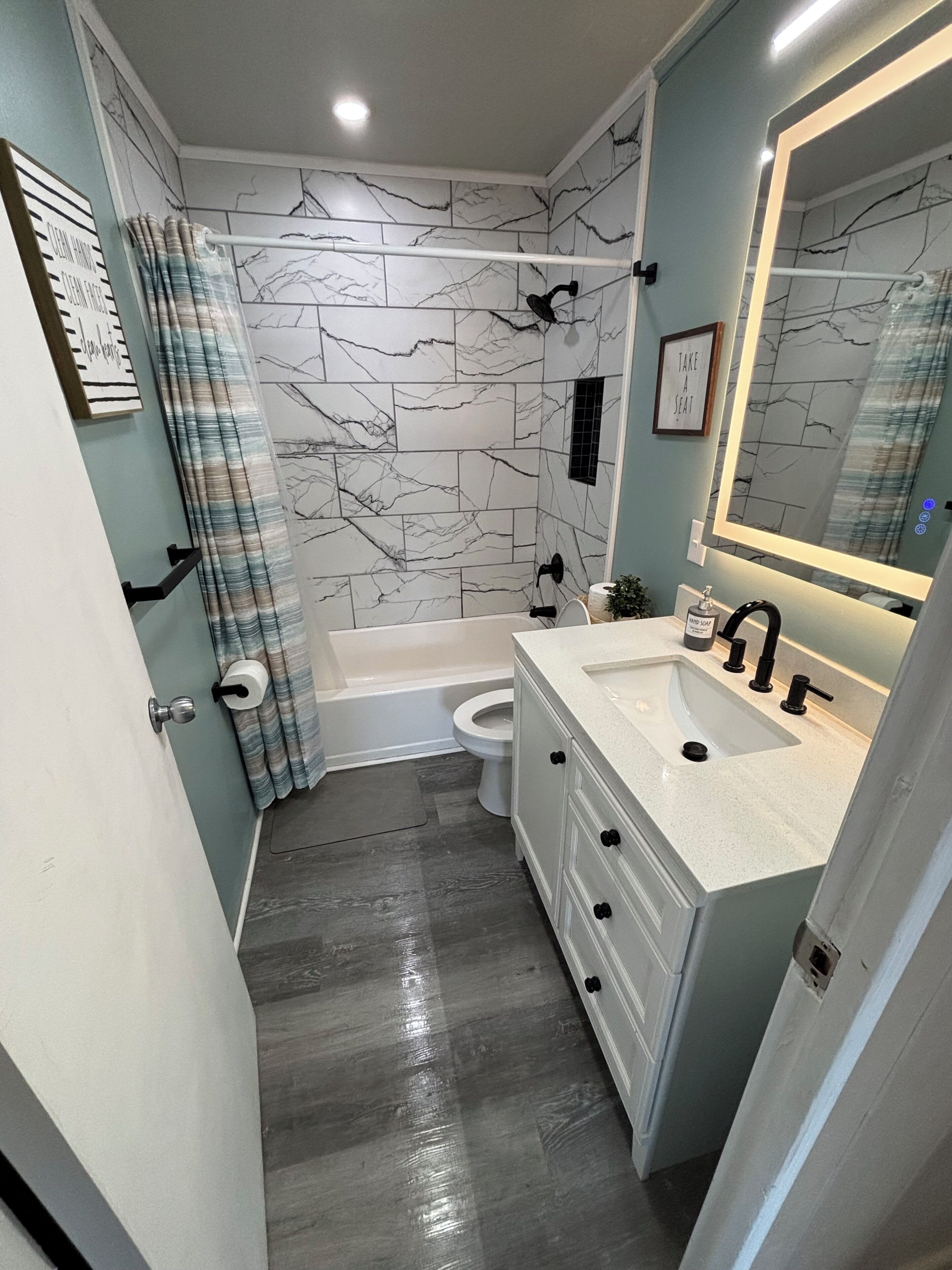 Ducha y bañera combinadas, secador de pelo, toallas y jabón