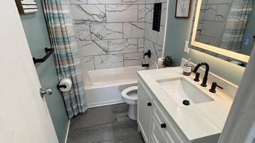 Ducha y bañera combinadas, secador de pelo, toallas y jabón