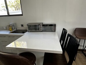 Refrigerador, microondas, horno y tetera eléctrica