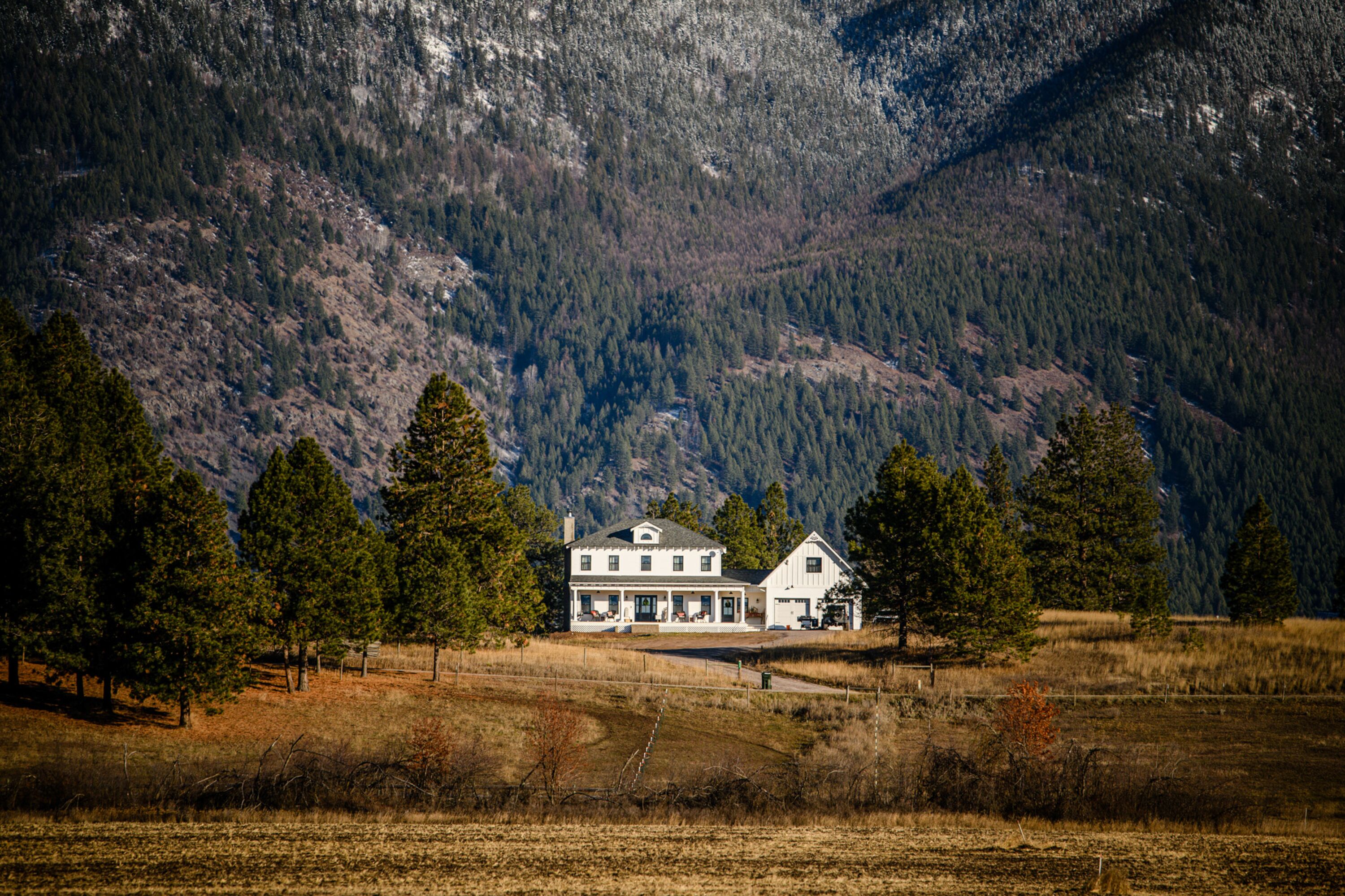 Glacier Park Farmhouse couples \/ honeymoon \/weddings\/families HOT TUB views