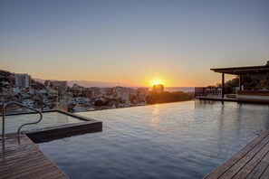 A heated pool - Oasis Rooftop Pool Ocean Views, Balcony Nr Romantic Zone (Puerto Vallarta)