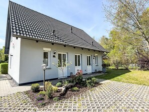 Exterior - Nice apartment in villa for 8 guests with WIFI, TV, terrace and pets allowed (Karlshagen)