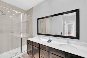Douche, serviettes fournies