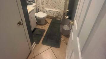 Haartrockner, Handtücher, Seife, Shampoo