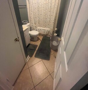 Sèche-cheveux, serviettes fournies, savon, shampoing