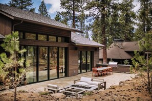 Outdoor dining - Sable Rock Retreat- Modern Luxury w/ 5 beds, 6 ba, spa, sauna, 2nd living room. (Bend)