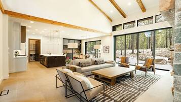 Smart-tv, pejs, bordtennisbord, musikbibliotek