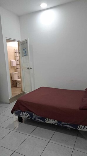 Free WiFi, bed sheets - Hostal Vinos de Merida (Manta)