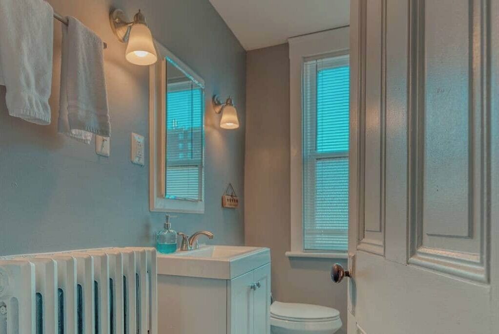 Een haardroger, handdoeken