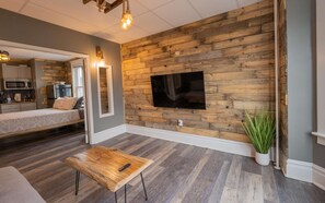 1 dormitorio, tabla de planchar con plancha, wifi y ropa de cama
