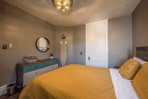 1 habitación, tabla de planchar con plancha, wifi y ropa de cama 