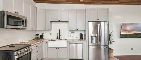 Kühlschrank, Mikrowelle, Ofen, Herdplatte