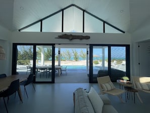 Smart TV, video games - New Luxurious Beachfront Villa at Pumpkin Bluff -Your Ultimate Paradise Getaway! (Whitby)