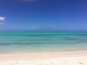 Na praia, espreguiçadeiras, toalhas de praia 