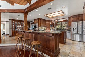 Fridge, microwave, oven, stovetop - Upscale spacious lake view, hot tub, 5 acres, EV (Auburn)