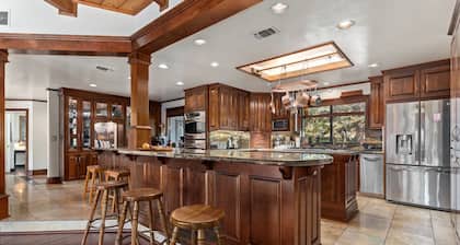Upscale spacious lake view, hot tub, 5 acres, EV