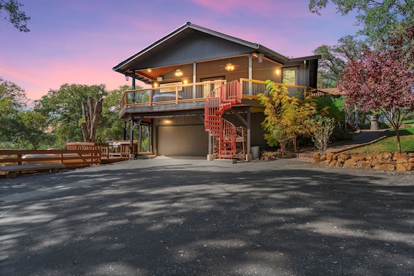 Exterior - Upscale spacious lake view, hot tub, 5 acres, EV (Auburn)
