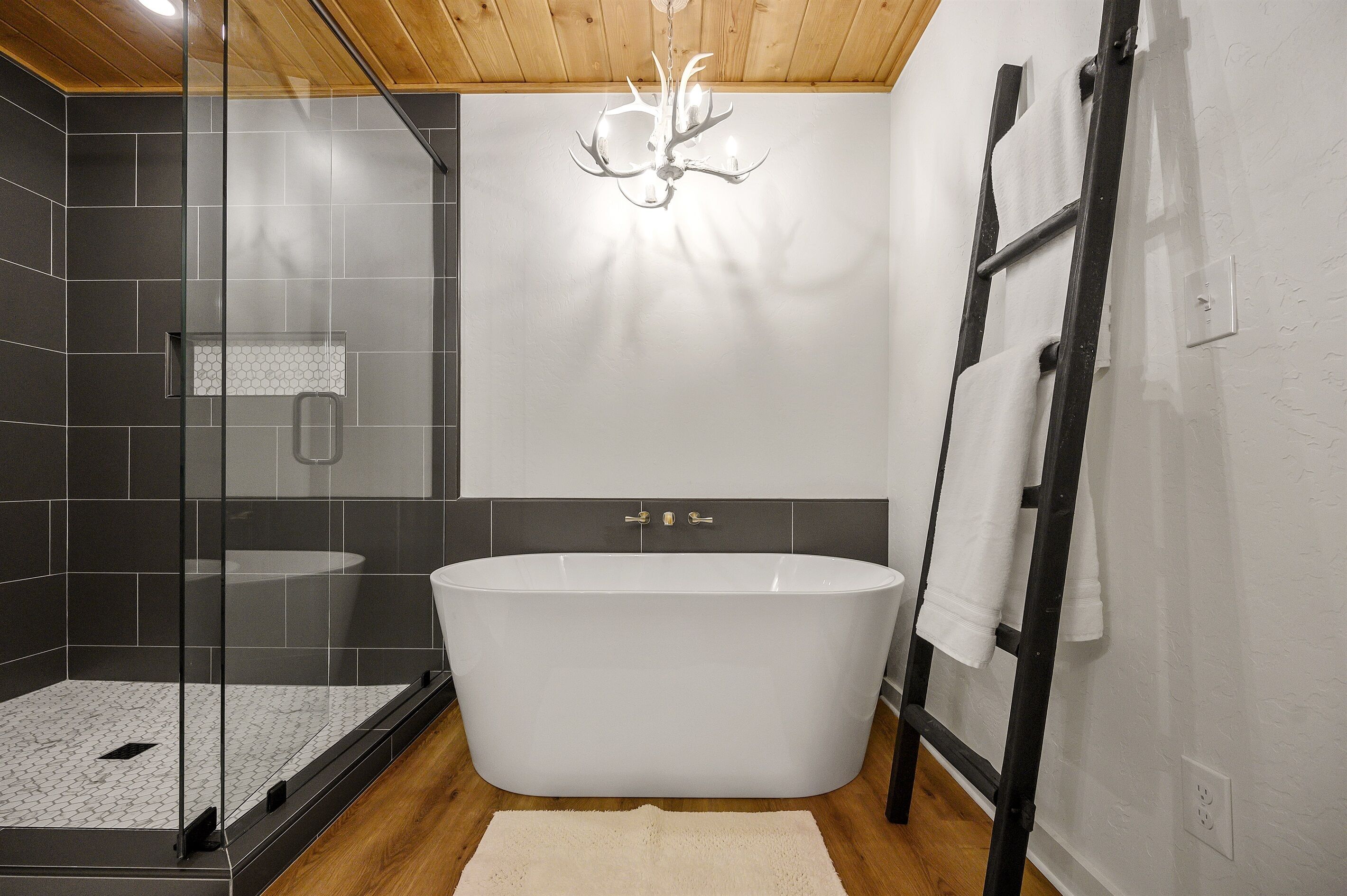 Een douche, handdoeken