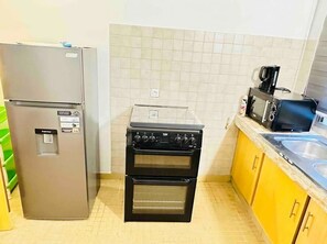 Microondas, horno, placa de cocina y lavavajillas