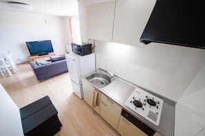 Grand réfrigérateur, micro-ondes, plaque de cuisson