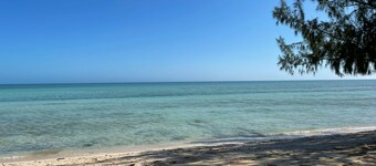 Three A's Getaway, 15 min walk to sun, sand and sea!