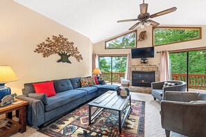 Smart TV, chimenea, libros