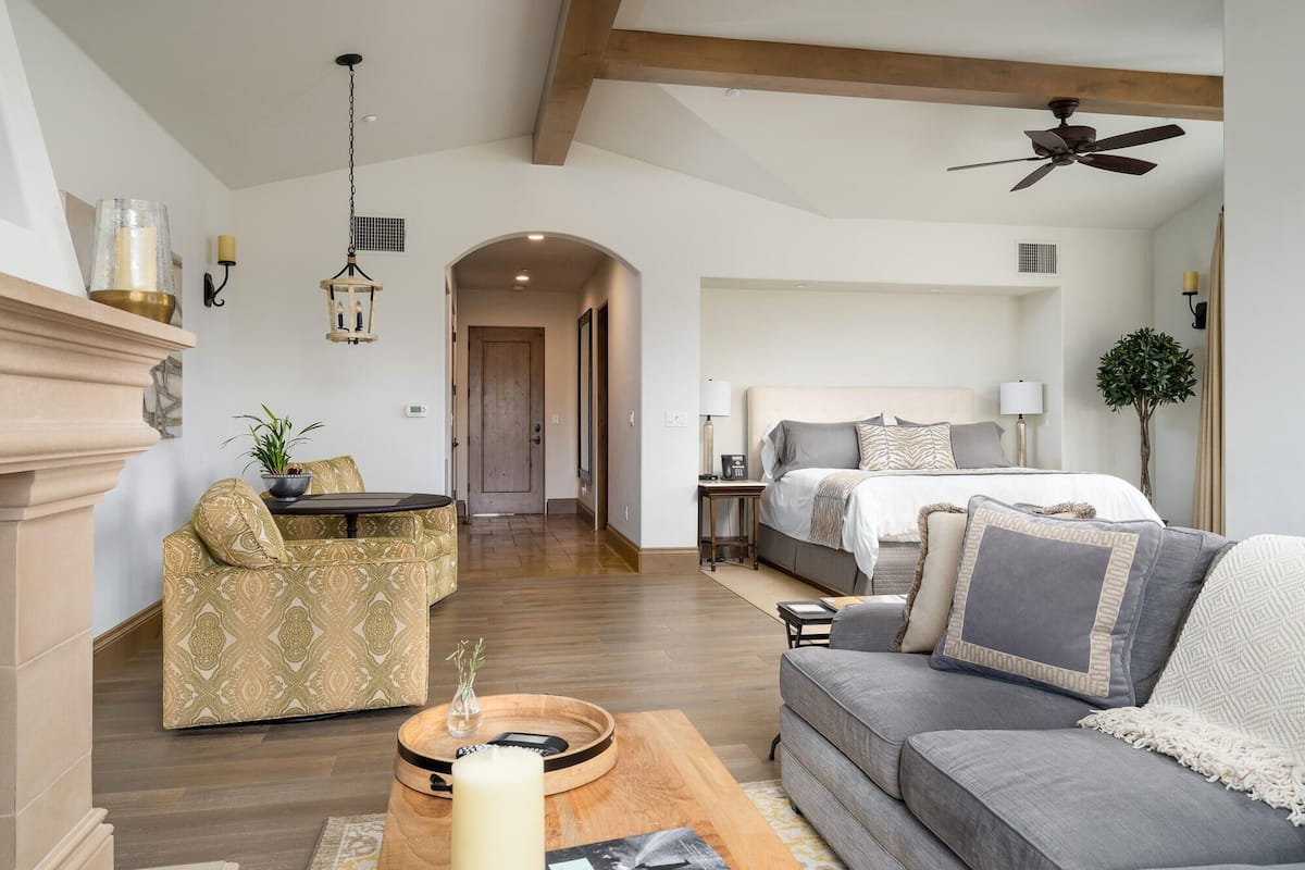Chambre Simple Luxe, 1 trĂšs grand lit, salle de bains attenante, vue vignoble