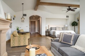 奢华单人房, 1 张特大床, 独立��浴室, 葡萄庄园景观 | 埃及棉床单、高档床上用品、羽绒被、迷你吧