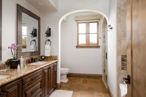 Estudi en suite de luxe, 1 llit de matrimoni gran, amb bany privat, vistes a les vinyes | Bany | Banyera i dutxa independents i banyera profunda 