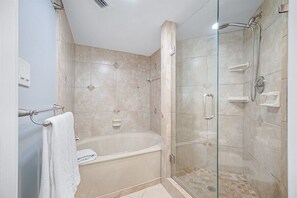 Dusche, Haartrockner, Handtücher