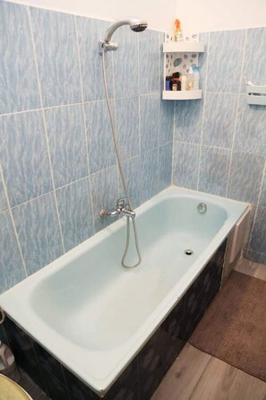 シャワー、環境にやさしいバスアメニティ、タオル、石鹸