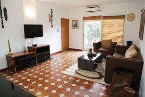 スマートテレビ、卓球台、書庫