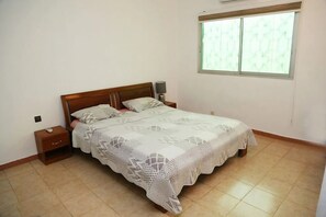 1 bedroom, desk, WiFi, bed sheets - HB Apartments Zone 4 (Abidjan)