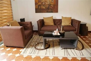 Una Smart TV, una mesa de tenis de mesa, libros